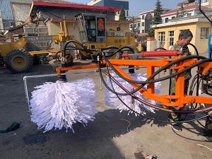 2020年11月11日山西省晉中市昔陽(yáng)縣公路管理段與河南都市機(jī)械設(shè)備有限公司合作，在宋段長(zhǎng)王隊(duì)長(zhǎng)凌師傅的精心安排指導(dǎo)下與喬主任祝師傅的積極努力，成功研制出了加寬雙護(hù)欄板600mm護(hù)欄清洗機(jī)